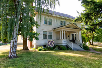 carpenter,house,quilt,barn,cleelum